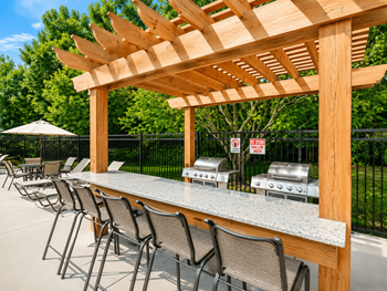 Royal oaks resort-style pool & sun deck